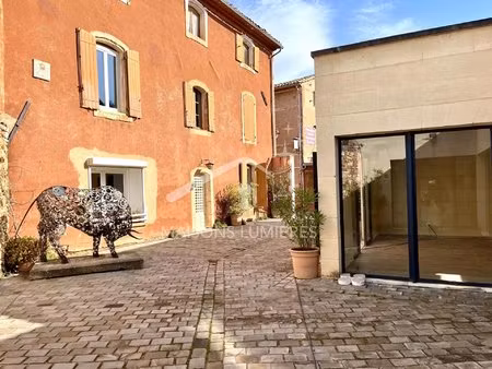 local commercial à louer centre village roussillon - 800€ - 42 6m²