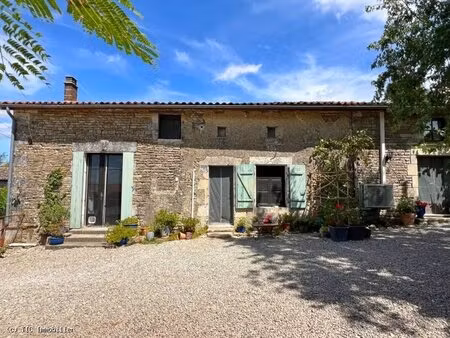 jolie maison de village avec beau jardin