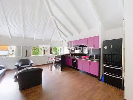 immeuble à vendre (t2 + local commercial) au centre ville de basse terre