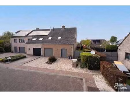 maison prête à emménager située dans une rue calme
