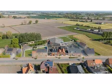 alveringem: polyvalent eigendom met woonhuis en loodsen e...
