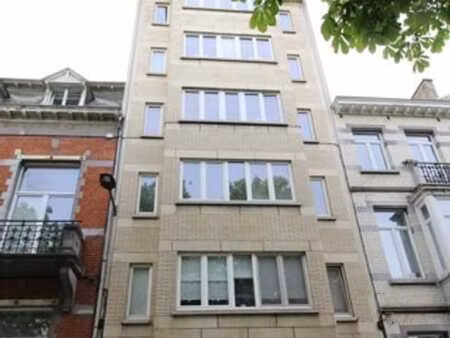 forest / albert - penthouse studio à rénover 48m2 + balcon