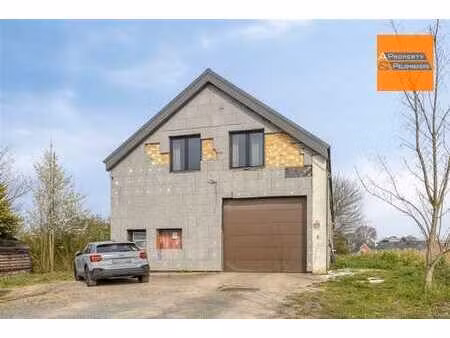 maison avec hangar.