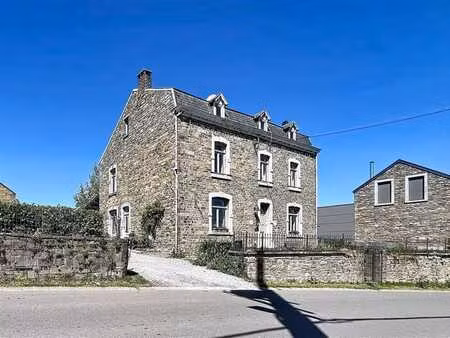 authentique maison en pierre avec beau jardin.