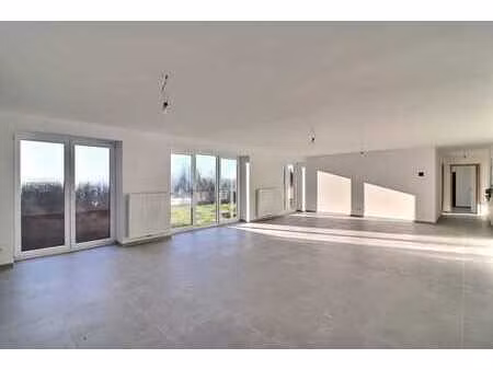 appartement neuf avec garage deux voitures et jardin
