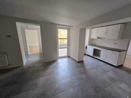 appartement fraichement rénové 2 chambres + terrasse