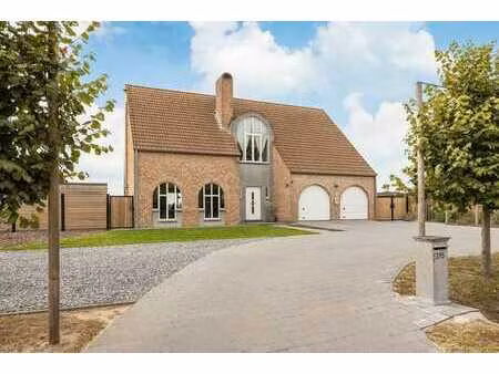 maison rénovée avec piscine sur 17 hectares à vendre à kaste