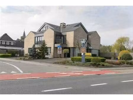 immeuble de rapport comprenant un magasin et 2 appartements