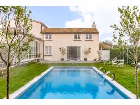 villa luxueuse avec piscine et espace commercial à beverst