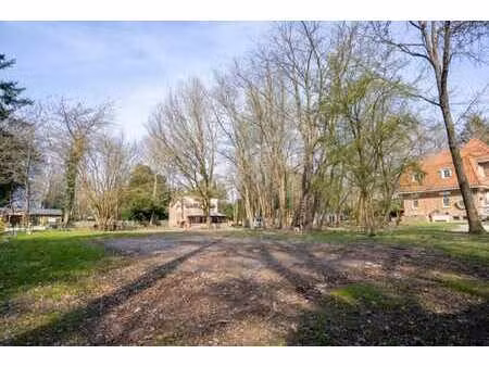 terrain à bâtir de 20 ares avec grange  accès indépendant po