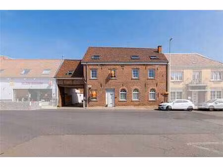 opbrengsteigendom - 3 appartementen en 3 garages