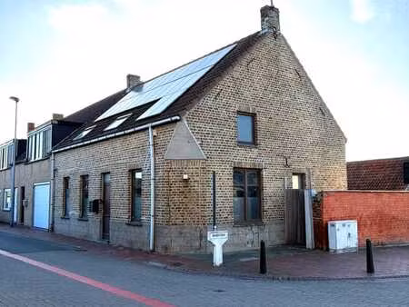 ruime gezinswoning met zwembad en zonnepanelen in adinker...