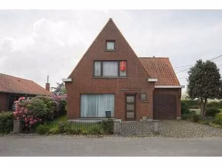 maison a renover  idealement situee