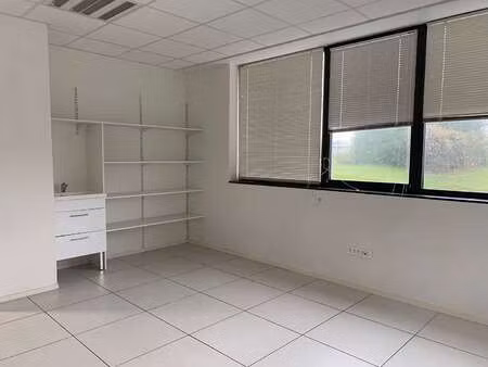 location bureaux et commerces à lamballe (22400) : à louer / 17m² lamballe