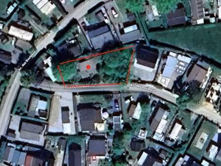 grand terrain avec chalet à rénover – domiciliation ok