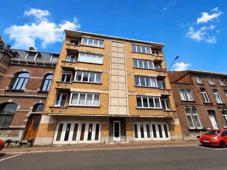 très bel appartement rénové 2 chambres