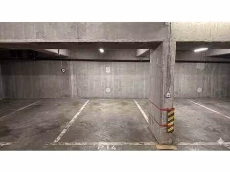 freesias : emplacement voiture +/- 11m2 securise