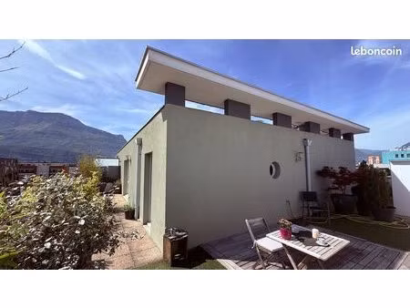 une maison sur le toit