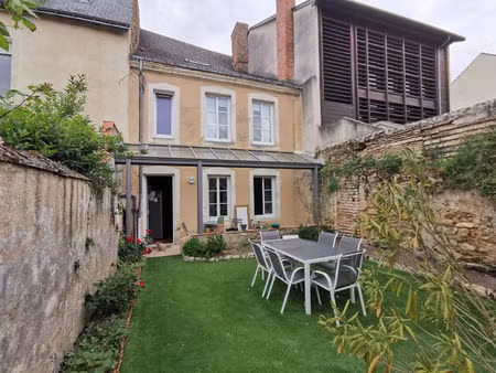 centre ville de la fleche  maison 5 pièces à louer avec jardinet  cave et dépendance