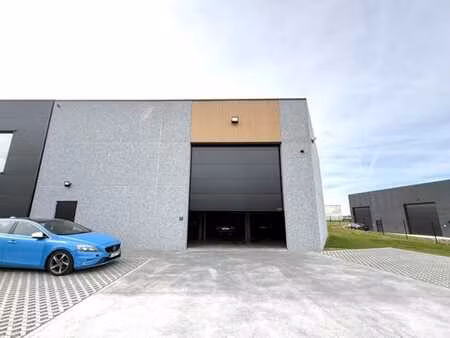 hall + bureau (>570 m²) (2 niveaux) + 6 parkings ext.