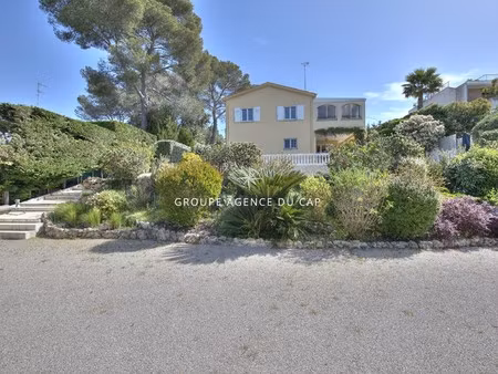 villa de luxe à vendre dans le quartier boulouris