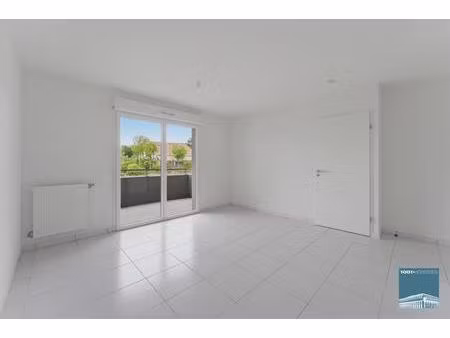 appartement deux pièces d'une résidence récente avec balcon