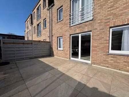 appartement rénové 2 chambres avec terrasse et garage
