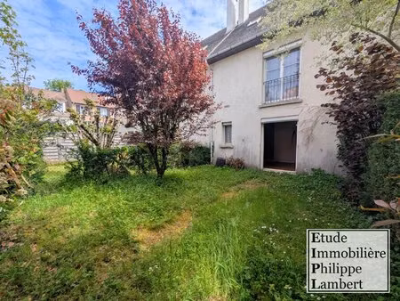 maison de ville avec jardin et stationnements