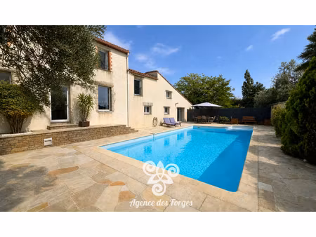 maison en pierre  4 chambres  grand terrain  piscine.