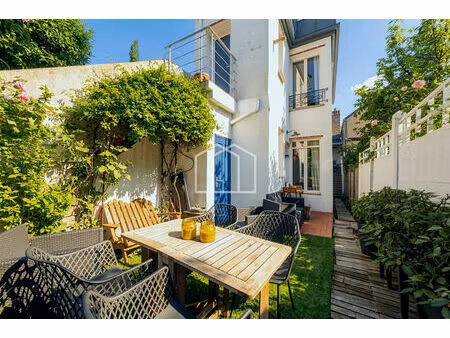 maison de ville avec joli jardin à l'abris des regards
