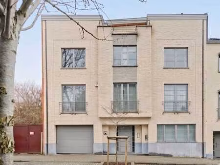 société possédant une belle et spacieuse maison unifamiliale