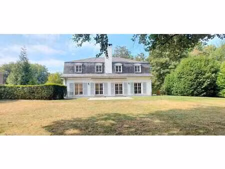 magnifique villa (5ch/2sdb) de 300m2 avec jardin et garage.