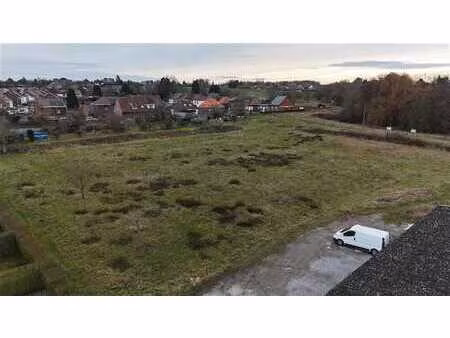 terrain à vendre proposant plusieurs possibilités
