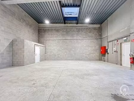 hall industriel à louer dans le zoning de sorinnes - dinant