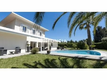 villa de luxe à vendre à châteauneuf-grasse