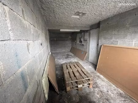 garage fermé à louer – grand volume – paimpol