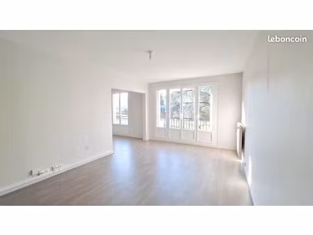 grand t4 de 82 m² avec balcon et double séjour