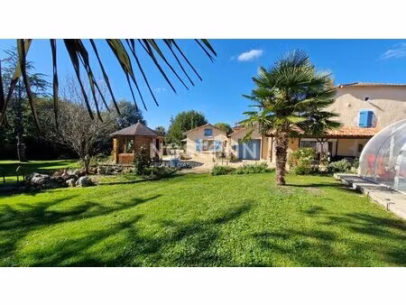 maison de charme avec piscine  jardin d'exception et bois attenant  8km javerlhac