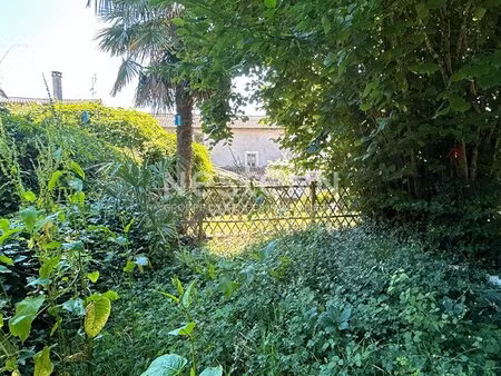 immeuble avec magasin + appartements au coeur de nontron avec jardin (