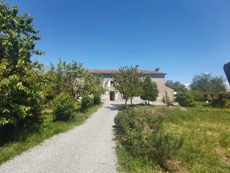 ancien presbytere avec jardin clos de murs