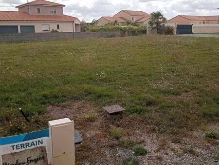 vente terrain à bazoges-en-paillers (85130) : à vendre / bazoges-en-paillers