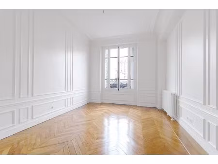 paris xvii - rue de rome - a louer vide - beau 2 pièces de 52 m2 au rez-de-chaussee