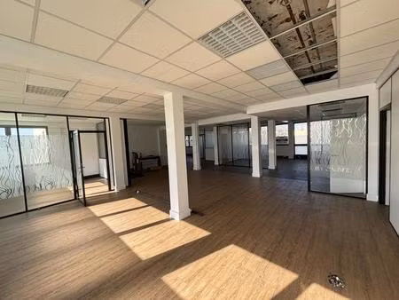 bureaux à louer fraichement rénové