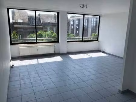 spacieux studio au centre de charleroi.