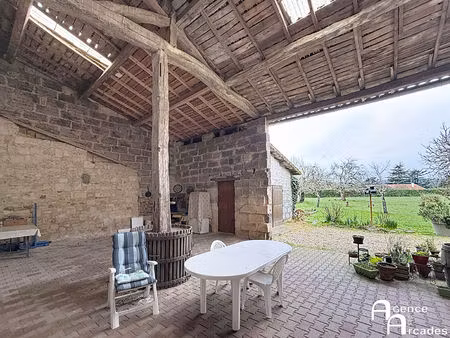 maison familiale en pierre avec grange