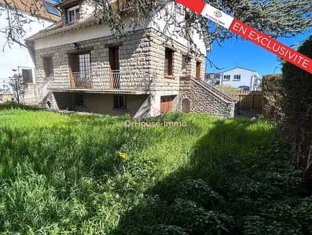 appartement avec jardin et sous-sol  situé en plein cœur du centre-ville.