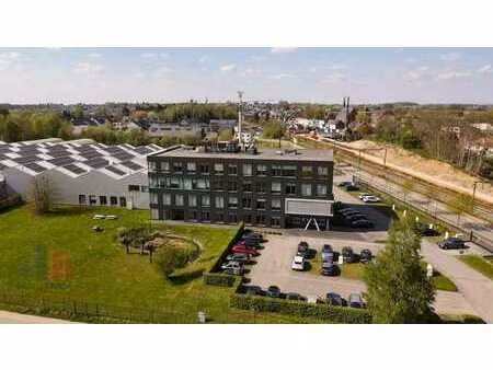 bureaux modernes de 1.940 m² et 1.000 m² d’espace de stoc...