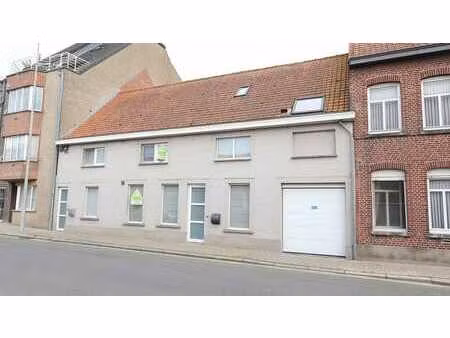 verzorgde tussenwoning met drie slaapkamers en garage