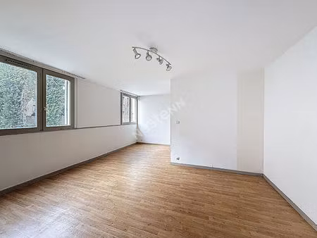 montreuil  quartier familial et commercant signac a 10 min du metro mairie de montreuil  g