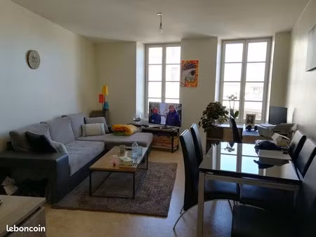 particulier loue grand t2 refait à neuf